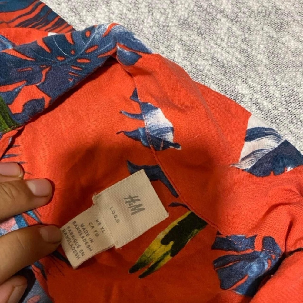H&M button-up red tropical shirt with blue parrots and leaves men XL. SKU-B669 - Picture 2 of 5